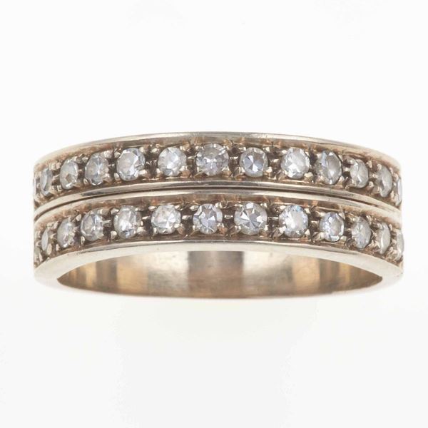 Lotto composto da un anello con piccoli diamanti taglio huit-huit ed un anello con smeraldi taglio carrè