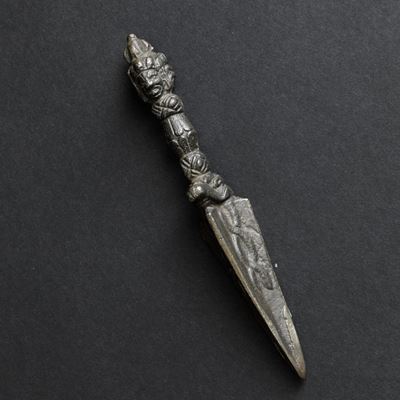 Pugnale Rituale Phurba in Bronzo con Presa a Foggia di Testa di Divinità, Tibet, XIX Secolo