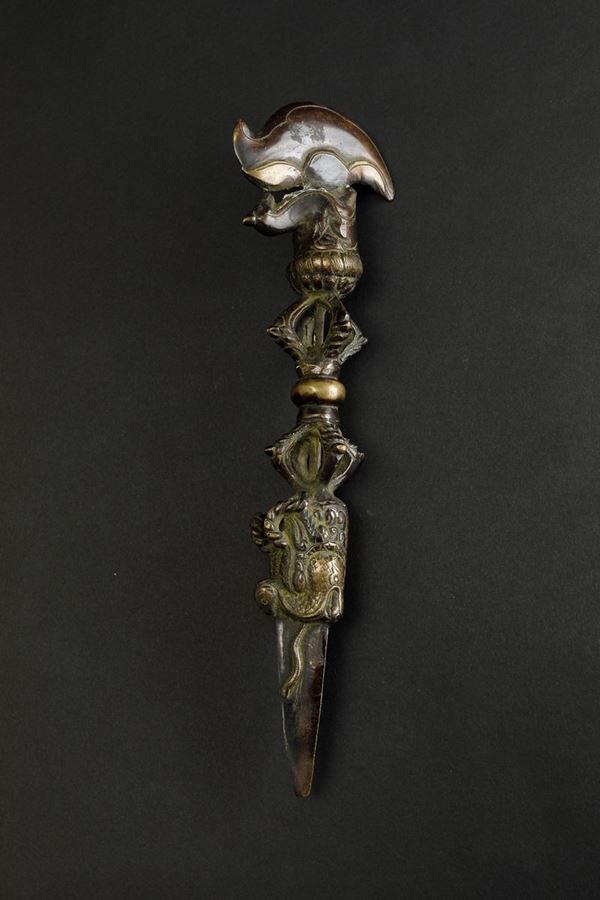 Pugnale rituale Phurgba in bronzo parzialmente dorato con con figura di drago a rilievo e presa a foggia  [..]