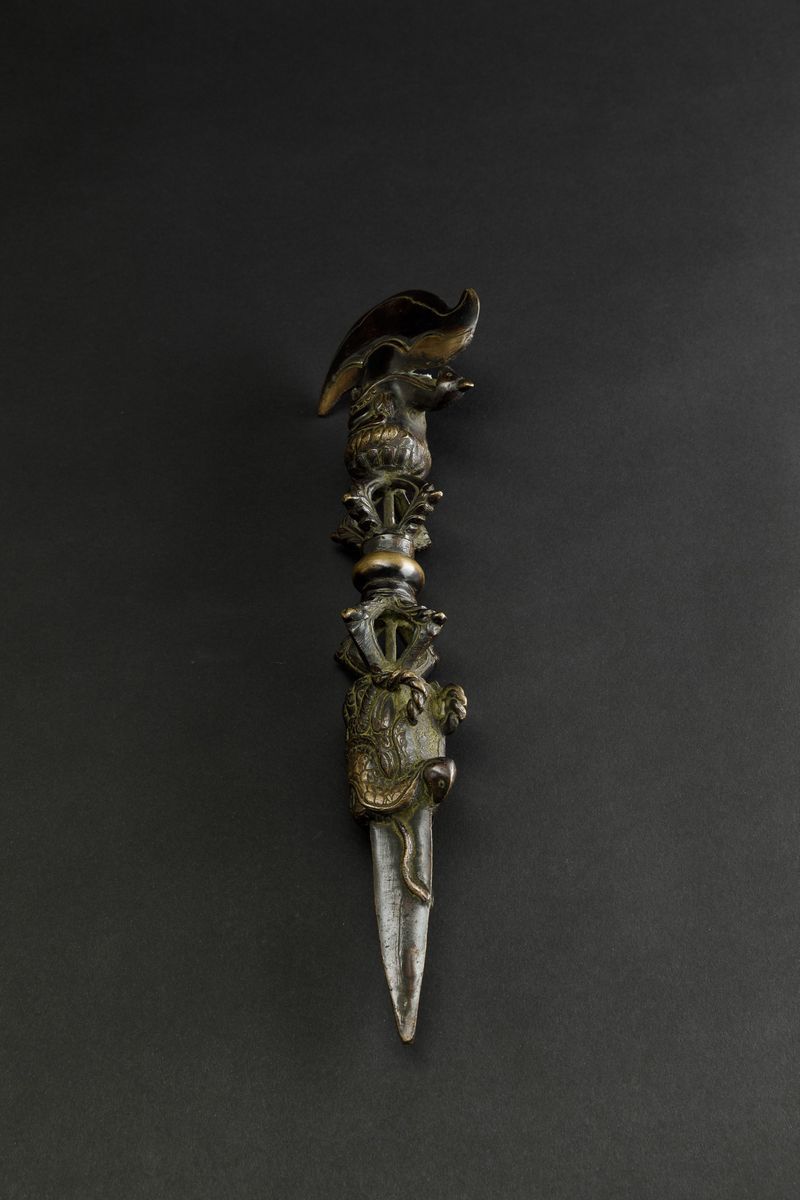 Pugnale Rituale Phurgba in Bronzo Parzialmente Dorato con con Figura di Drago a Rilievo e Presa a...