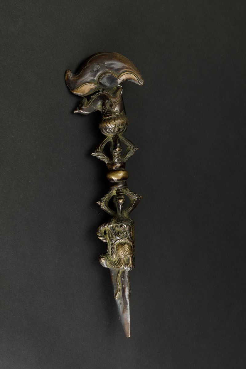 Pugnale Rituale Phurgba in Bronzo Parzialmente Dorato con con Figura di Drago a Rilievo e Presa a...