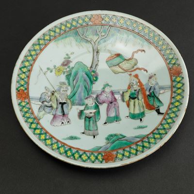 Piatto in Porcellana Famiglia Verde con Scena di Vita di Corte, Cina, Dinastia Qing, XIX Secolo