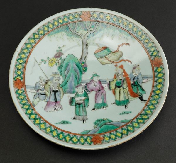 Piatto in porcellana Famiglia Verde con scena di vita di corte, Cina, Dinastia Qing, XIX secolo