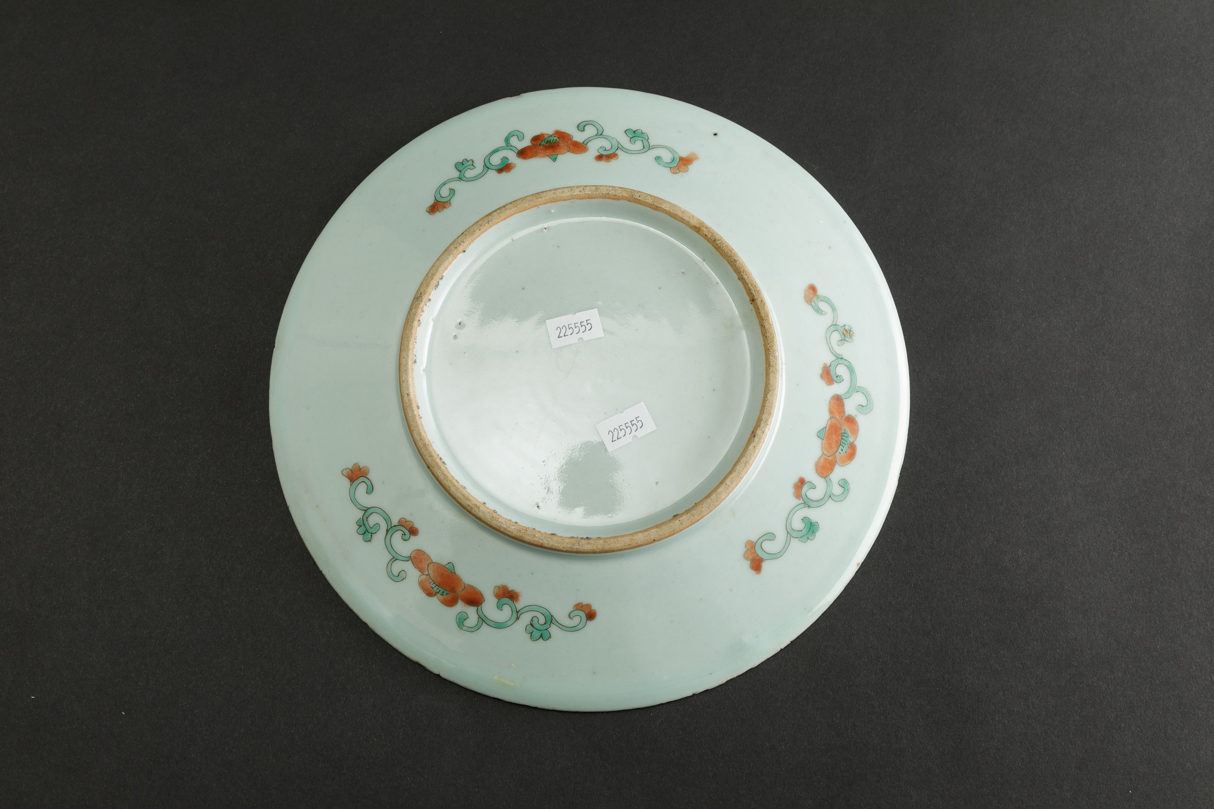 Piatto in Porcellana Famiglia Verde con Scena di Vita di Corte, Cina, Dinastia Qing, XIX Secolo