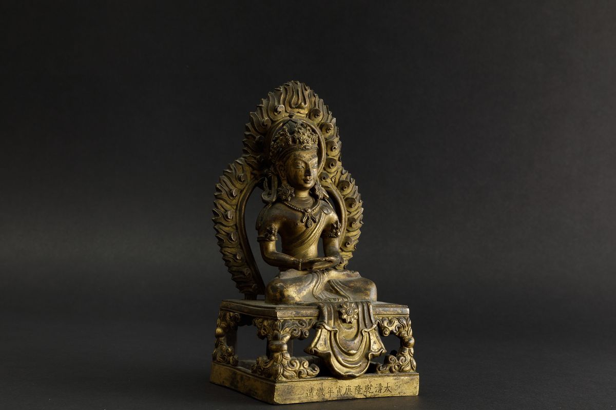 Figura di Buddha Amitayus Seduto Entro Aura in Bronzo con Tracce di Doratura e Policromia, Cina, ...