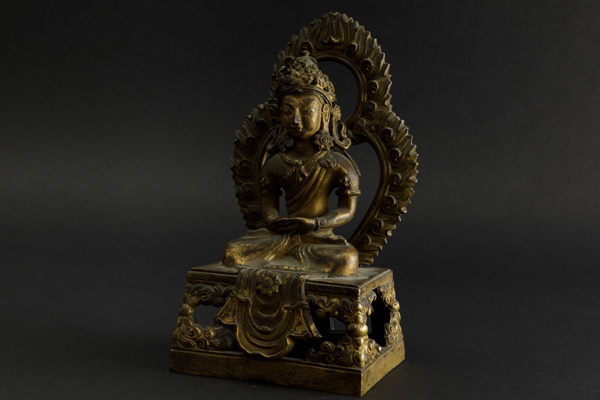 Figura di Buddha Amitayus Seduto Entro Aura in Bronzo con Tracce di Doratura e Policromia, Cina, ...