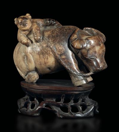 Figura di Bambino su Bue Scolpita in Giada e Russet, Cina, Dinastia Ming, XVII Secolo