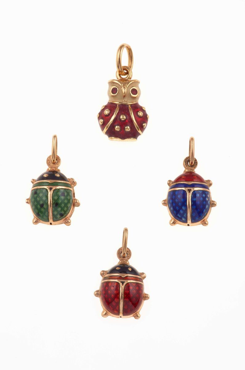 Quattro pendenti portafortuna con smalti policromi  - Auction Spring Jewels - I - Cambi Casa d'Aste