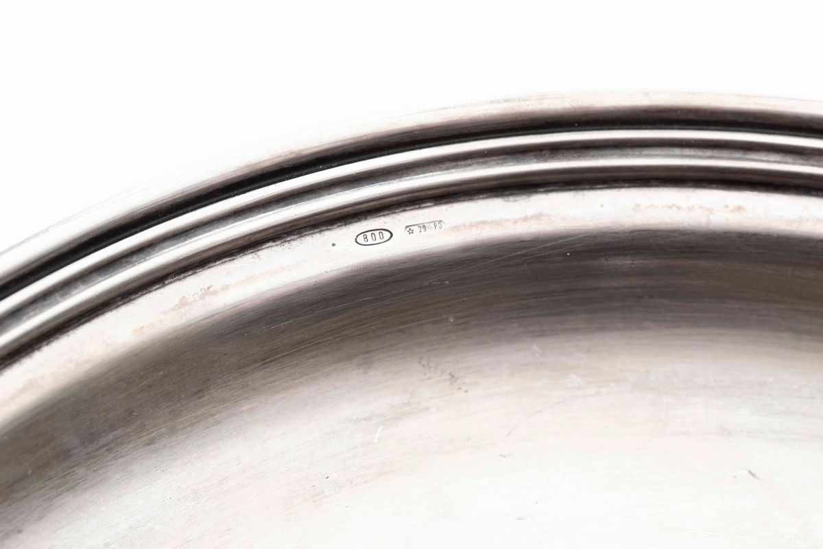 Vassoio Ovale in Argento Argenteria Italiana del XX Secolo. Argentiere Greggio Padova.