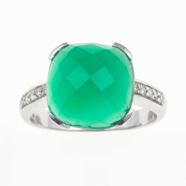 Anello con agata verde sfaccettata e piccoli diamanti