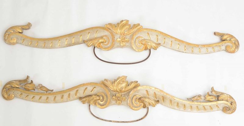 Quattro mantovane in legno intagliato, dorato e laccato, XVIII secolo  - Asta Antiquariato | Cambi Time - Cambi Casa d'Aste