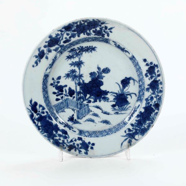 Piatto in porcellana bianca e blu con soggetto naturalistico centrale e decori floreali, Cina, Dinastia Qing, epoca Qianlong (1736-1796)