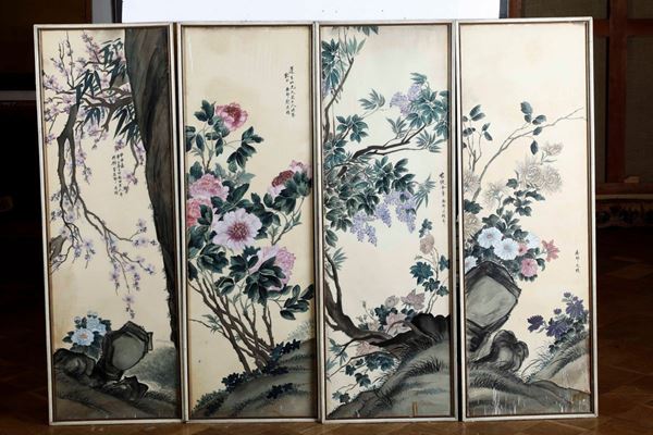 Quattro dipinti su seta raffiguranti soggetti naturalistici con fiori e iscrizioni, Cina, XX secolo