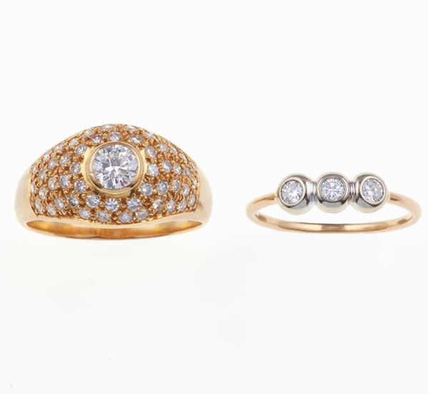Lotto composto da fedina con tre piccoli diamanti ed anello a fascia con diamante centrale e pavè di diamanti