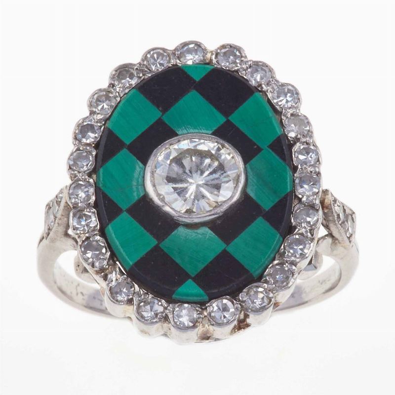 Anello con diamante taglio brillante di ct 0.76 circa e mosaico composto da malachite ed onice  - Auction Jewels | Cambi Time - Cambi Casa d'Aste