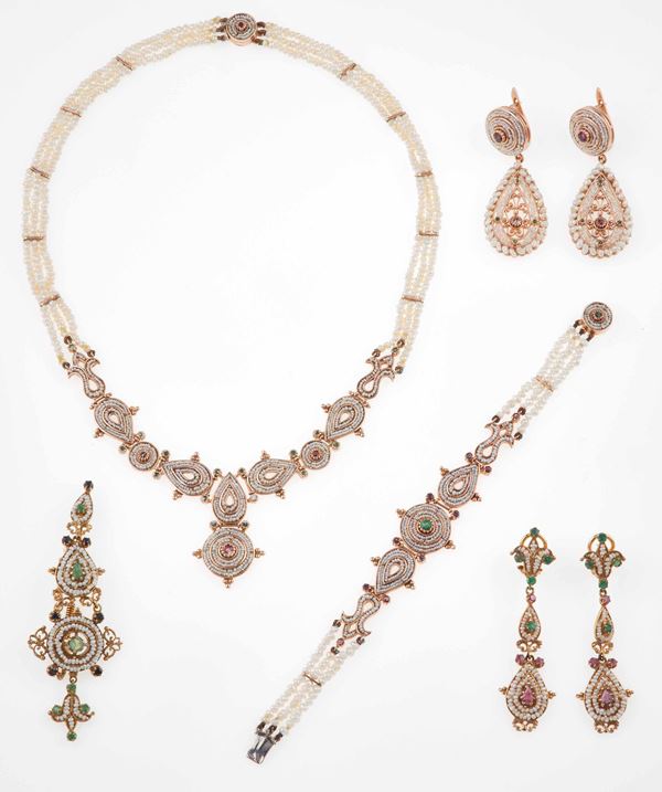 Lotto composto da girocollo, bracciale, spilla e due paia di orecchini con piccole perle, rubini, zaffiri e smeraldi