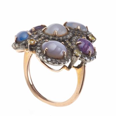 Anello con Corindoni Stellati e Piccoli Diamanti