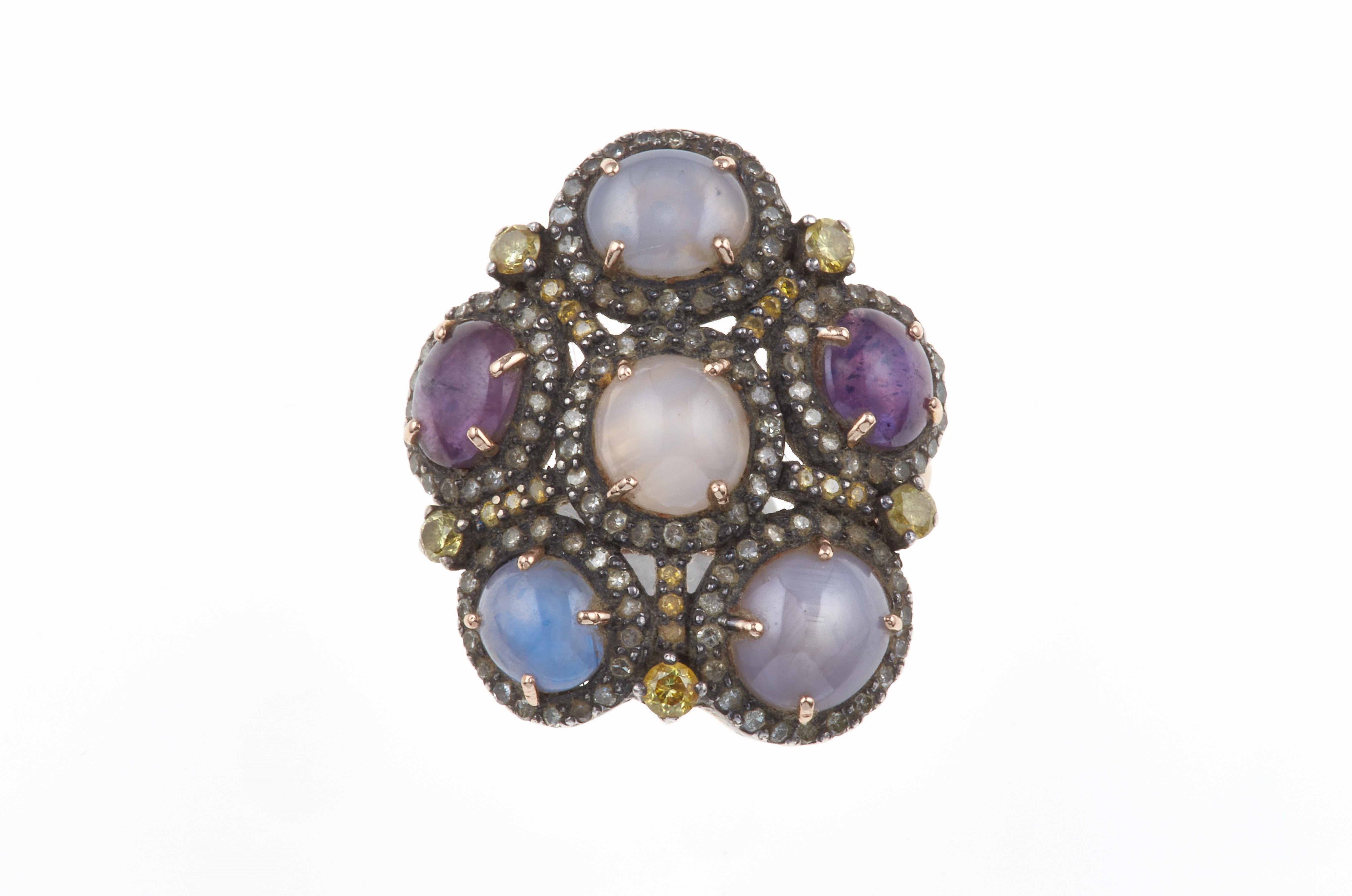 Anello con Corindoni Stellati e Piccoli Diamanti
