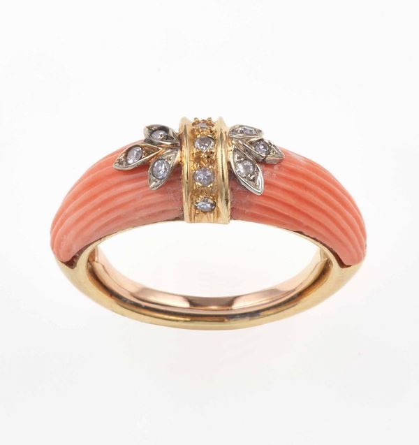 Anello con corallo rosa intagliato e piccoli diamanti