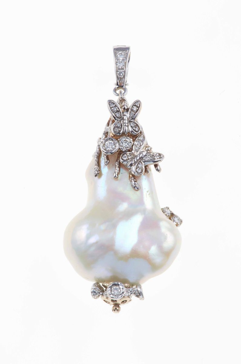 Pendente con grande perla scaramazza e piccoli diamanti  - Auction Spring Jewels - I - Cambi Casa d'Aste