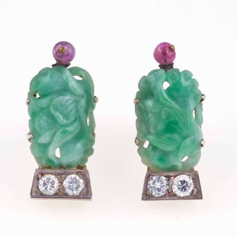 Orecchini con giadeite incisa, diamanti e rubino  - Asta Fine Coral Jewels - II - Cambi Casa d'Aste