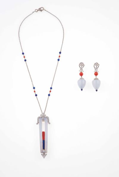 De Vecchi (firmato), Demi-parure con calcedonio, coralli, lapislazzuli e diamanti (collana e orec...