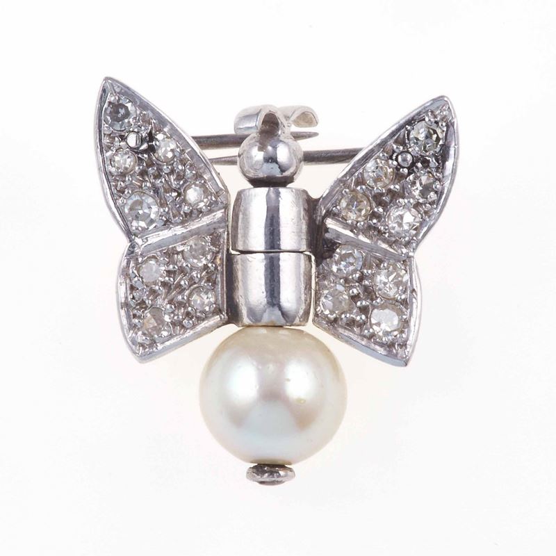 Ferma foulard con piccoli diamanti ed una perla coltivata  - Asta Gioielli - Cambi Casa d'Aste