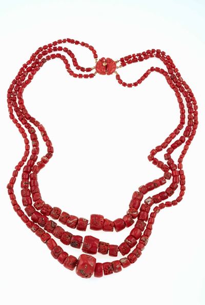 Lunga Collana a Tre Fili di Corallo