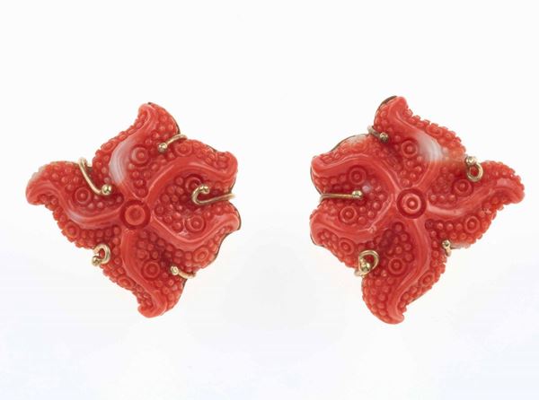 Orecchini stella marina con corallo inciso
