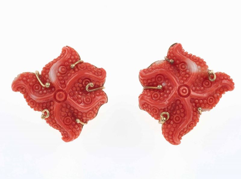 Orecchini stella marina con corallo inciso  - Asta Fine Coral Jewels - II - Cambi Casa d'Aste