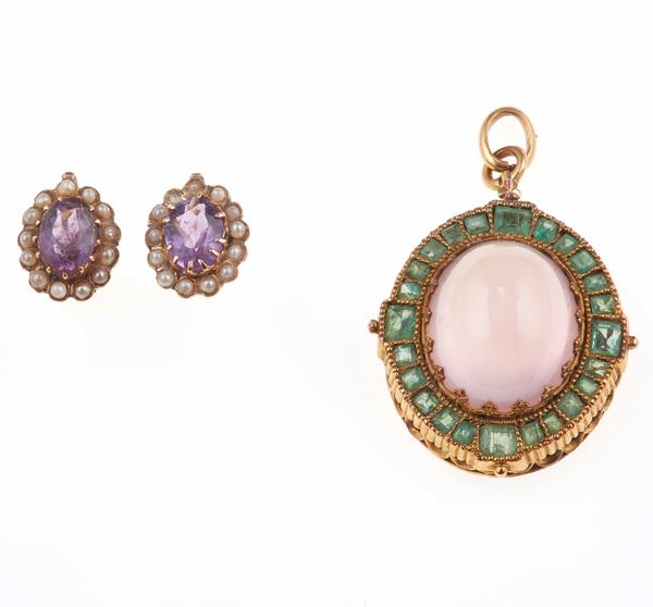 Lotto composto da un pendente con quarzo rosa e tormaline e un paio di orecchini con ametista e piccole perle coltivate