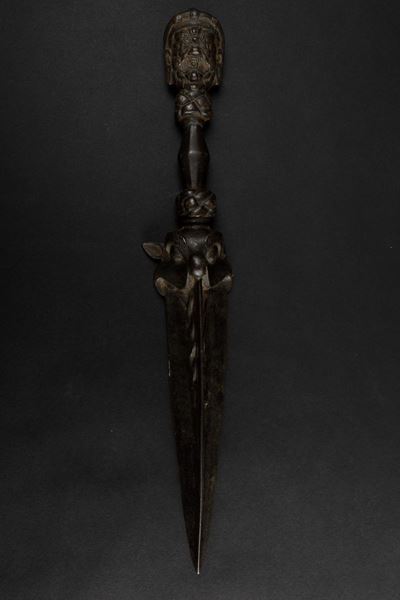 Pugnale Rituale Phurba in Bronzo con Presa a Foggia di Divinità, Tibet, XIX Secolo