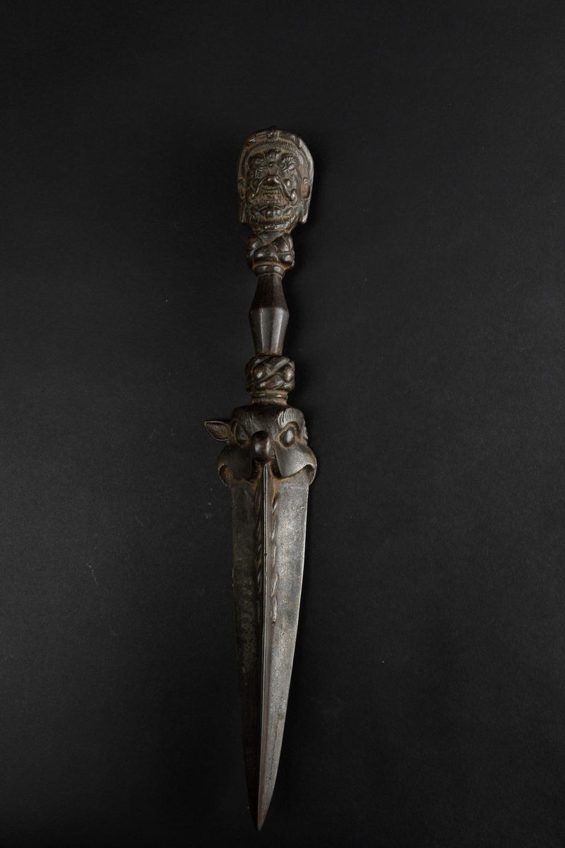 Pugnale Rituale Phurba in Bronzo con Presa a Foggia di Divinità, Tibet, XIX Secolo