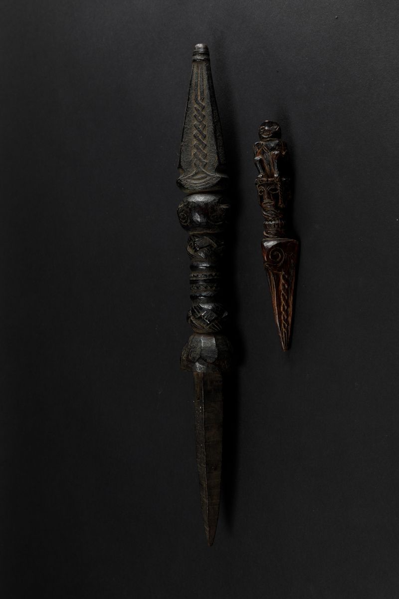 Due Pugnali Phurba Rituali in Legno con Decori Incisi e a Rilievo, Tibet, XIX Secolo