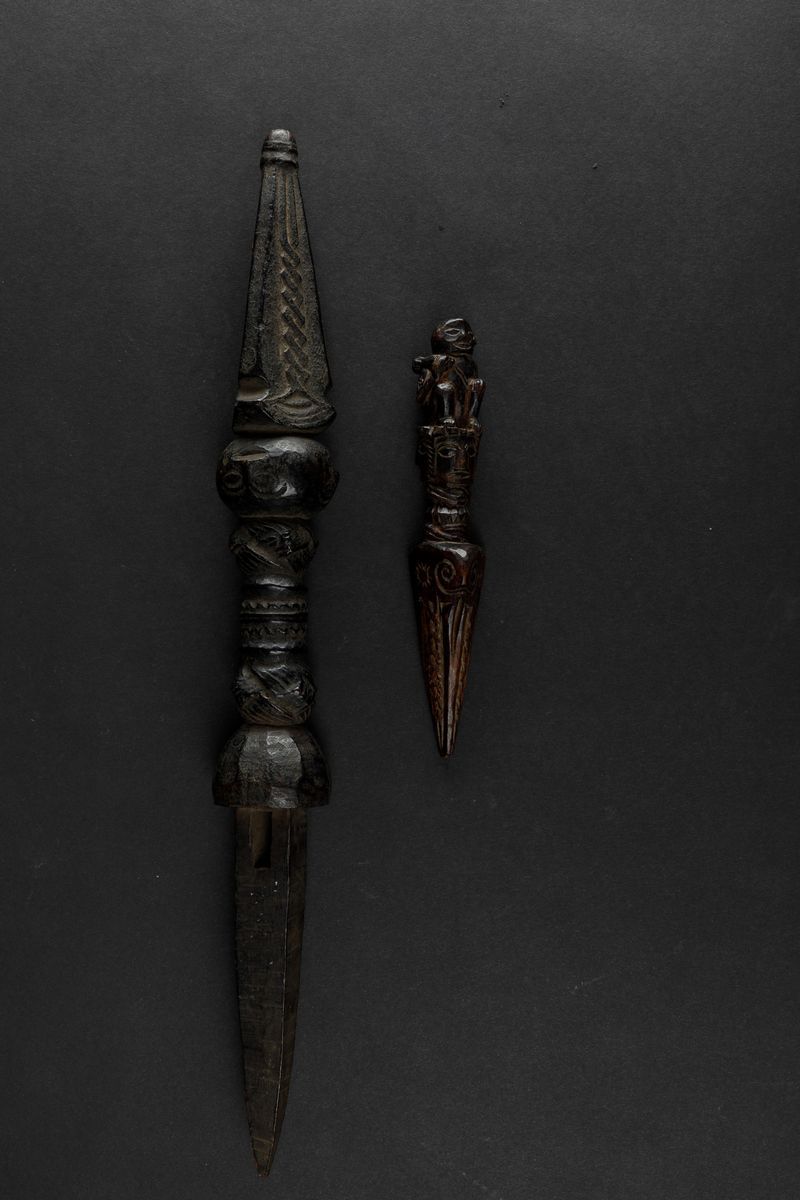 Due Pugnali Phurba Rituali in Legno con Decori Incisi e a Rilievo, Tibet, XIX Secolo
