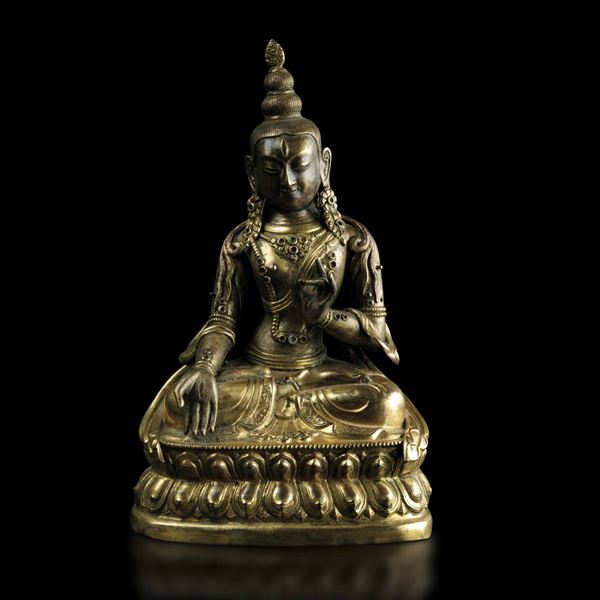 Figura di Buddha Amitayus seduto su doppio fiore di loto in metallo dorato con innesti di pietre dure, Cina, Dinastia Qing, XVIII secolo