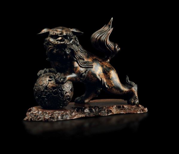 Figura di cane di Pho in bronzo gilt splashed, Cina, Dinastia Qing, epoca Kangxi (1622-1662)