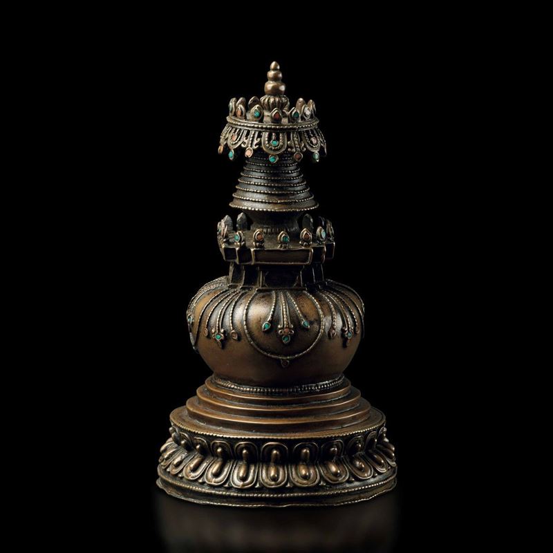 Stupa in bronzo con innesti di pietre dure e basamento a foggia di doppio fiore di loto, Tibet, XVIII secolo  - Asta Fine Chinese Works of Art - Cambi Casa d'Aste