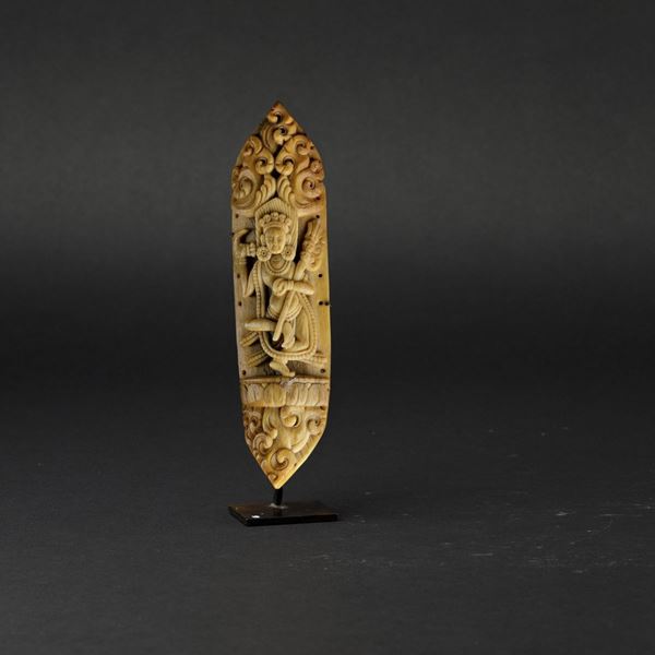 Placca scolpita in osso con figura centrale di divinità danzante a rilievo, India, XVIII secolo