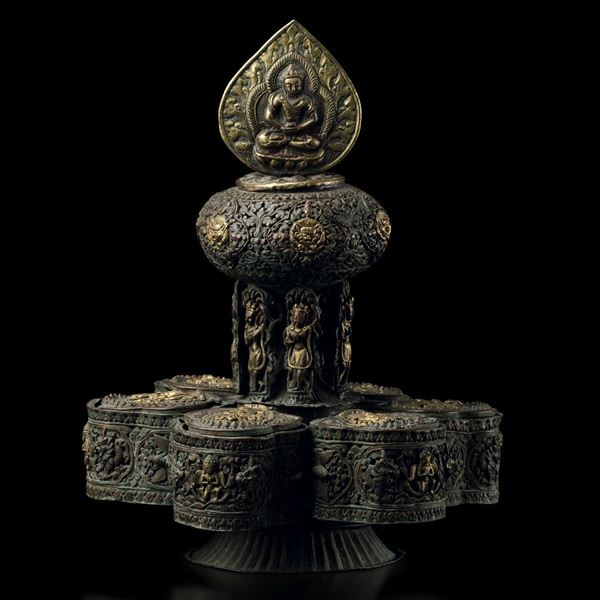 Stupa in bronzo con dettagli dorati e figura di Buddha Amitayus, altre divinitÃ , decori floreali e mascheroni a rilievo, Tibet, XIX secolo