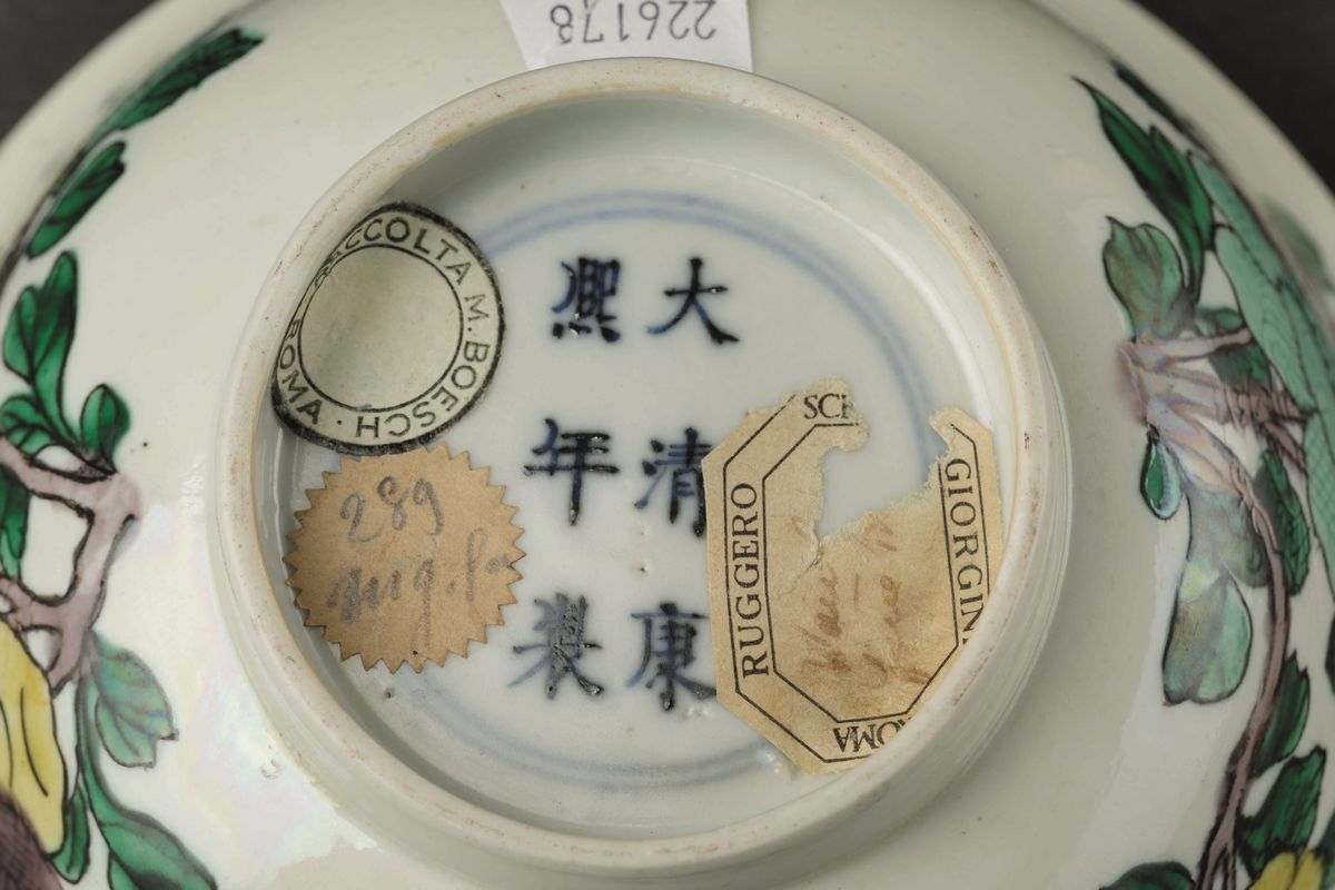 Rara Ciotola in Porcellana Famiglia Verde con Decoro Naturalistico e Figura di Drago Incisa, Cina...