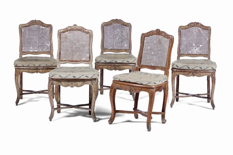 Cinque sedie Luigi XV in legno intagliato, laccato e dorato, Francia XVIII secolo  - Asta Dimore Italiane - Cambi Casa d'Aste