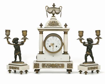 Trittico da Camino Composto da Pendola da Tavolo in Marmo Bianco e Bronzo e Due Candelabri in Mar...