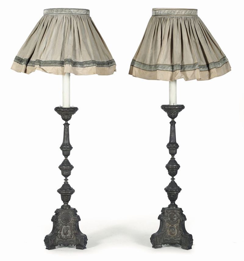 Due torciere in rame sbalzato adattate a lume, XVIII secolo  - Asta Da una collezione genovese | Cambi Time - I - Cambi Casa d'Aste