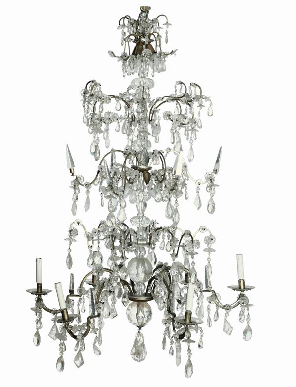 Grande lampadario a sei fiamme in metallo e gocce di cristallo di Rocca. XIX secolo