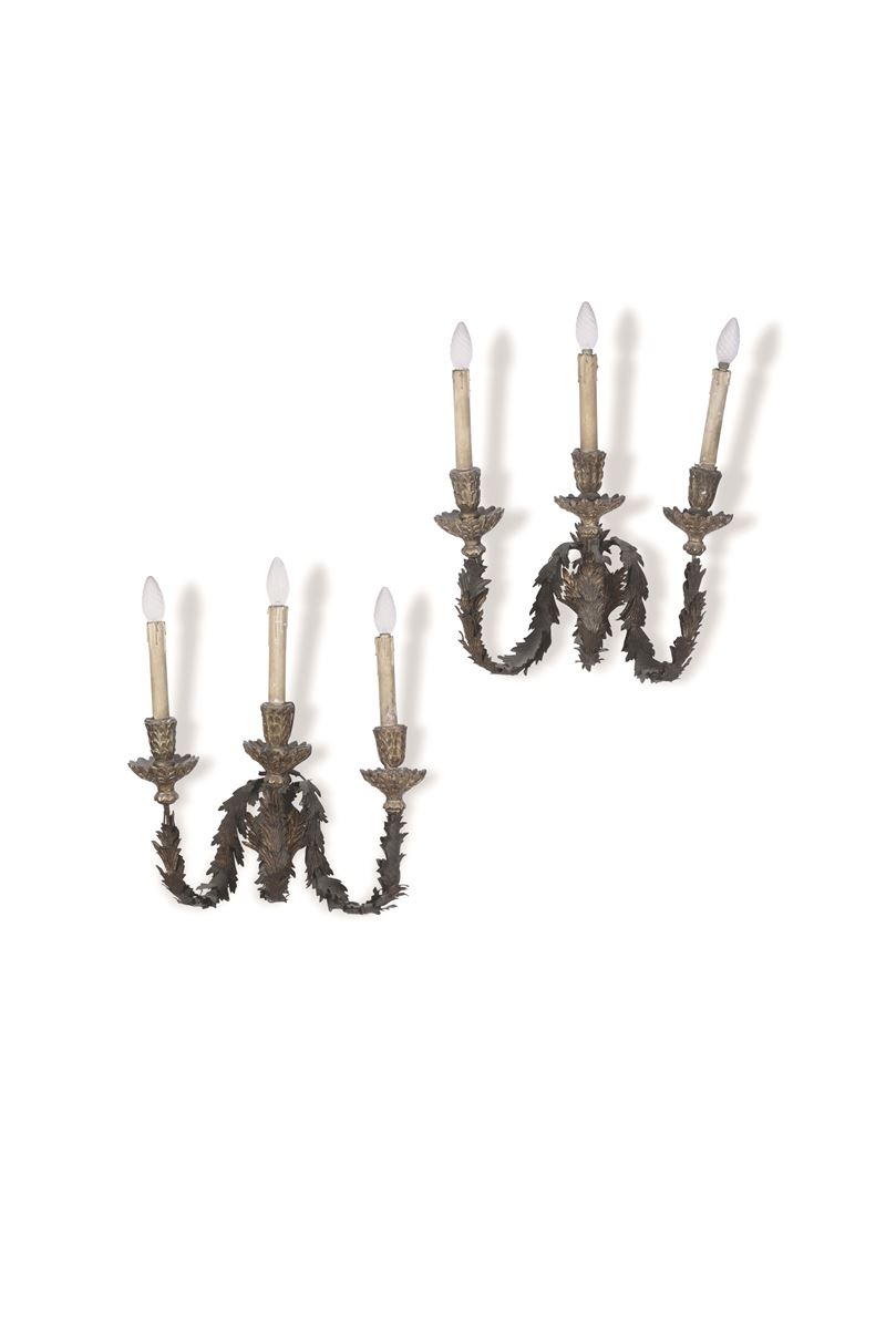 Coppia di appliques a tre luci in latta e legno intagliato e dorato, XVIII secolo,difetti  - Auction Antique April - Cambi Casa d'Aste