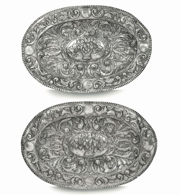 Coppia di piatti da parata in argento sbalzato e cesellato. Spagna o America latina, fine del XIX secolo