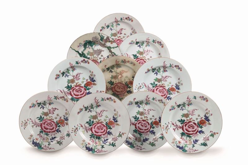 Dieci piatti in porcellana sui toni della Famiglia Rosa con peonie in fiore, Cina, Dinastia Qing, XIX secolo  - Asta Dimore Italiane - Cambi Casa d'Aste