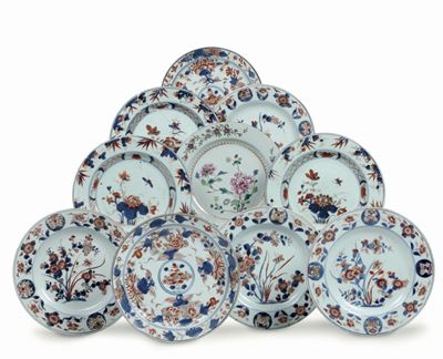 Dieci Piatti in Porcellana Cinese con Decori Blu e Rossi. Cina XX Secolo