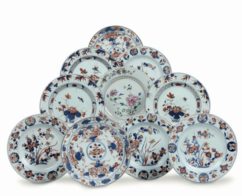 Dieci piatti in porcellana cinese con decori blu e rossi. Cina XX secolo  - Asta Da una collezione genovese | Cambi Time - I - Cambi Casa d'Aste